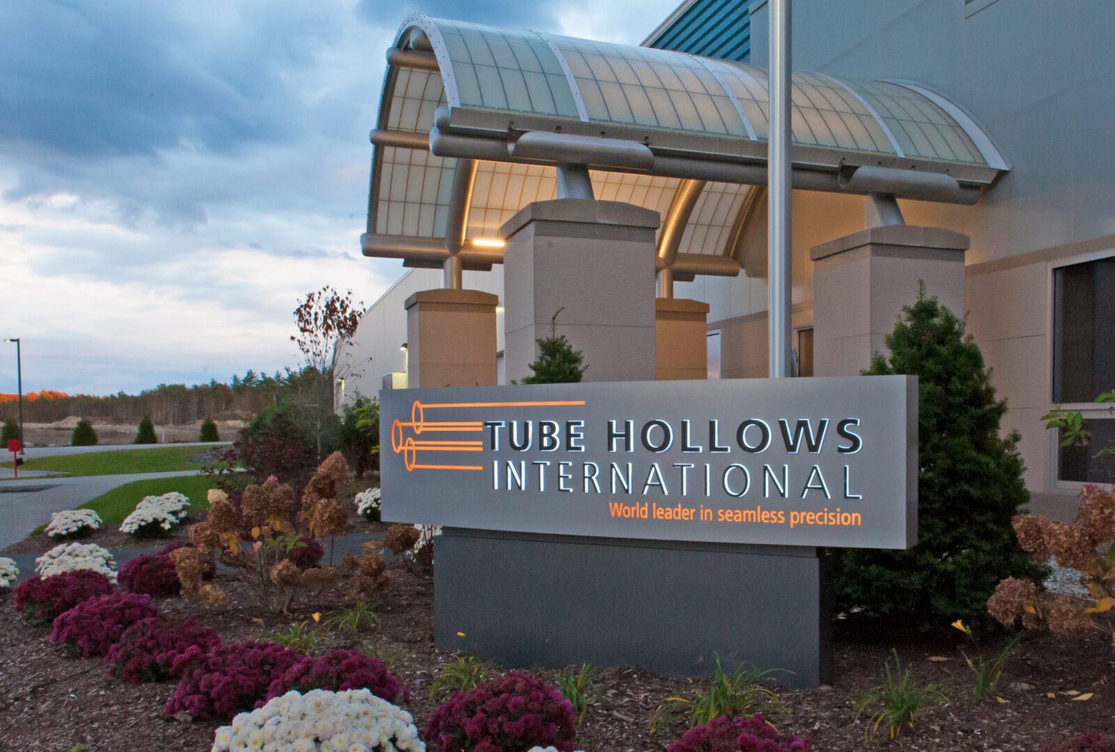 tube hollows international exterior with combination lit monument sign